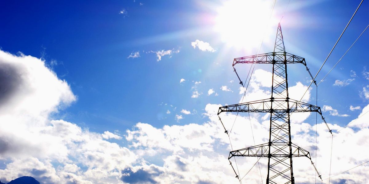 Strommasten bei sonnigem Wetter