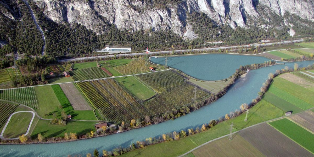 Ausgleichsbecken für das Kraftwerk Imst Haiming aus der Vogelperspektive