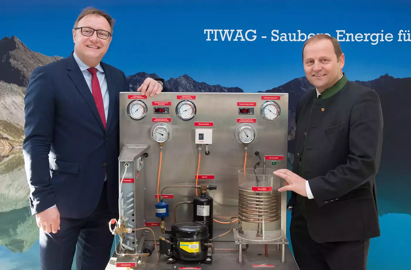 TIWAG-Vorstandsdirektor Thomas Gasser (li.) und LH-Stellvertreter Josef Geisler (mit Wärmepumpenmodell) setzen auf nachhaltige Heizsysteme für den Klimaschutz in Tirol.