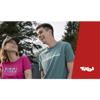 Eine Frau und ein Mann lachen und tragen ein T-Shirt vom Tirol-Shop. Rechts ist ein roter Balken mit dem Tirol-Logo.