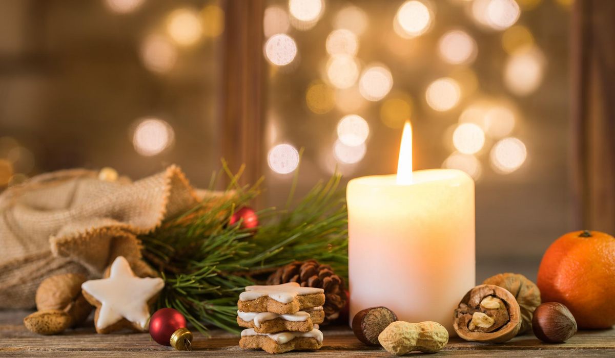 Weihnachtsdekoration mit Kerze und Essen.