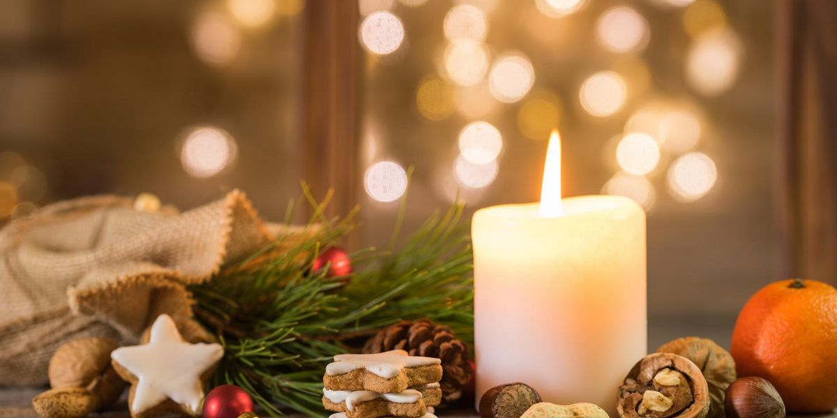 Weihnachtsdekoration mit Kerze und Essen.
