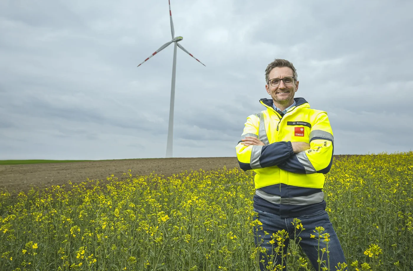 TIWAG-Vorstandsdirektor Michael Kraxner hat ein Engagement mit vier Windparks in Niederösterreich besiegelt. Damit fließt künftig auch Windstrom in die Tiroler Steckdosen.