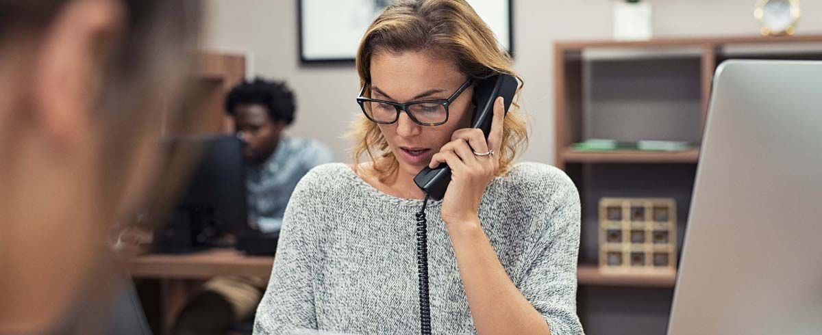 Eine Frau am Telefonieren in einem Büro.