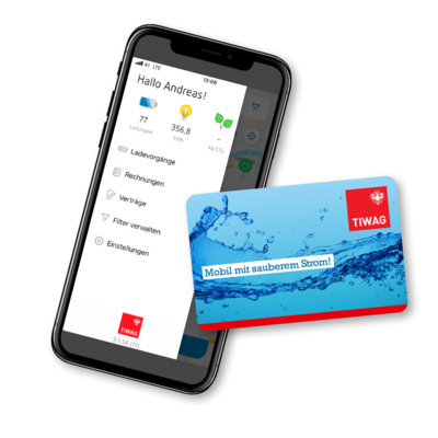 Eine Handy mit der App und die TIWAG-E-Mobilitätskarte