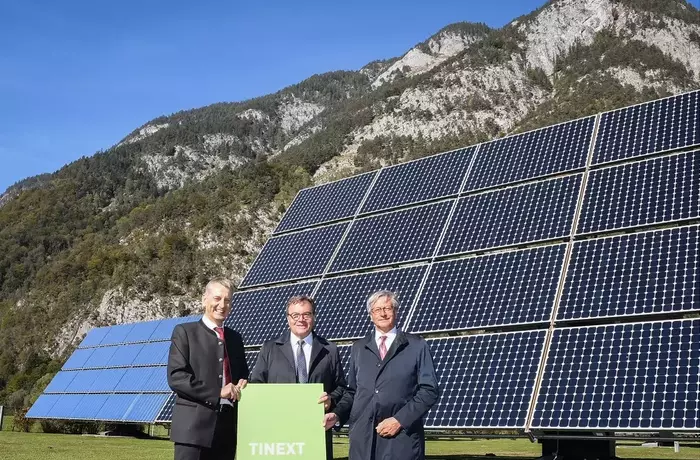 Eines der geplanten Sonnenkraftwerke mit einer Leistung von insgesamt rd. 1.650 kWp soll am TIWAG-Areal in Jenbach errichtet werden: LH Günther Platter mit TIWAG-Aufsichtsratsvorsitzendem Reinhard Schretter und Vorstandsvorsitzendem Erich Entstrasser.