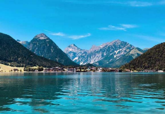 Achensee mit Berge im Hintergrund