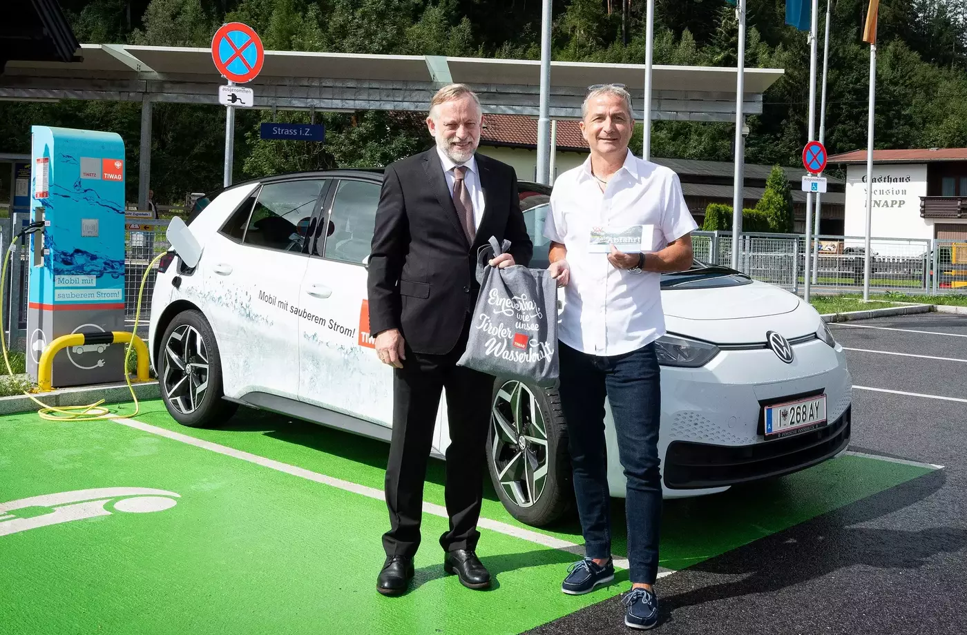 Von den TIWAG-Angeboten und -Leistungen ließ sich auch Walter Nothegger aus Kitzbühel überzeugen: Als 5.000 E-Mobilitätskunde erhielt er ein kleines TIWAG-Geschenkspaket, das ihm von TIWAG-Vorstandsdirektor Johann Herdina (li.) überreicht wurde.
