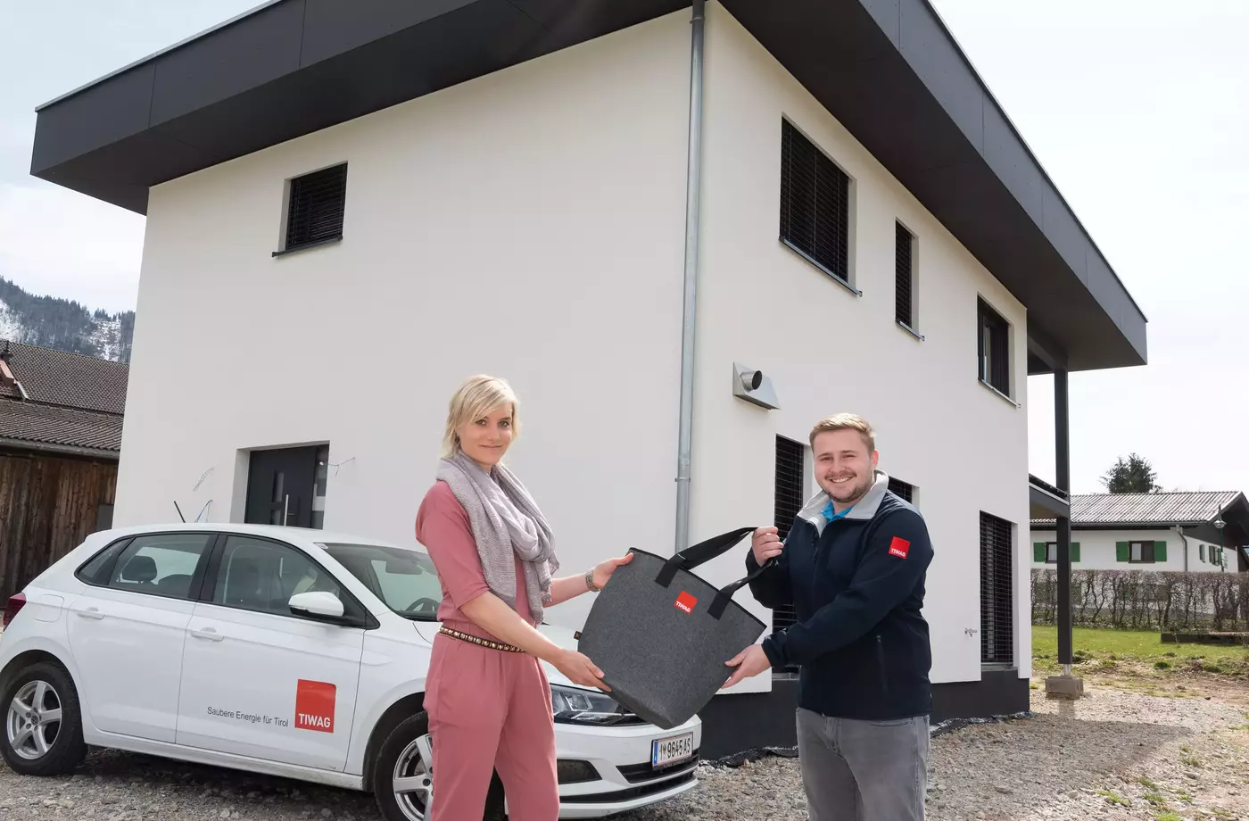 Julia Pinter aus Bad Häring betreibt nicht nur am Dach ihres Neubaus die 4.000ste von TIWAG geförderte PV-Anlage, sondern bekam als Dankeschön auch ein kleines Geschenkpaket durch Energieberater Philipp Schulter überreicht.