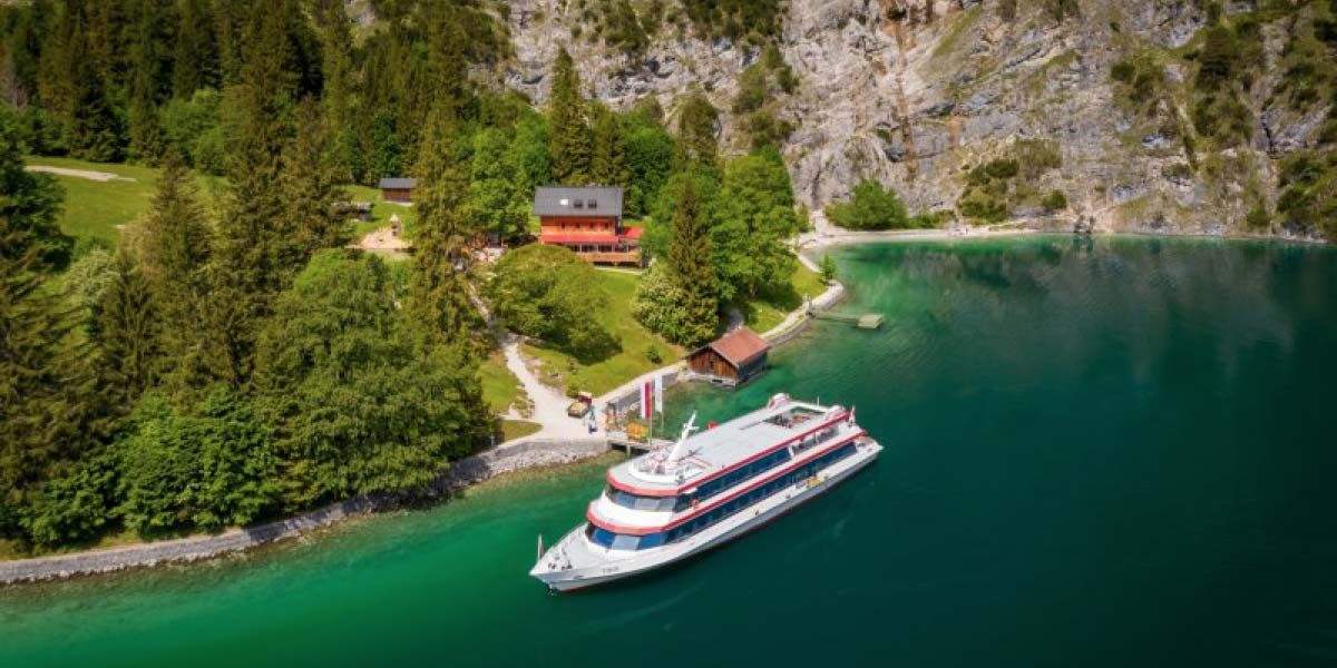 Luftbild von einem Schiff am Achensee