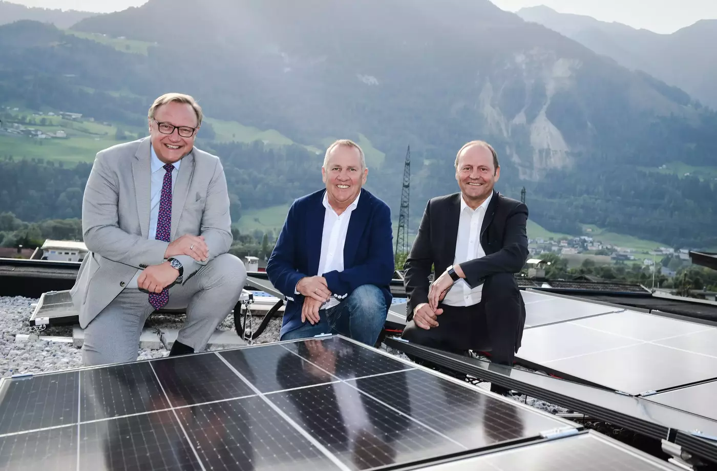 Schulterschluss für den Photovoltaikausbau im eigenen Land (v.li.): TIWAG-Vorstandsdirektor Thomas Gasser, Bürgermeister Michael Huber und LH-Stv. Josef Geisler.