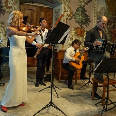 Musikanten und Musikantinnen spielen Ihre Instrumente in einer Kirche.