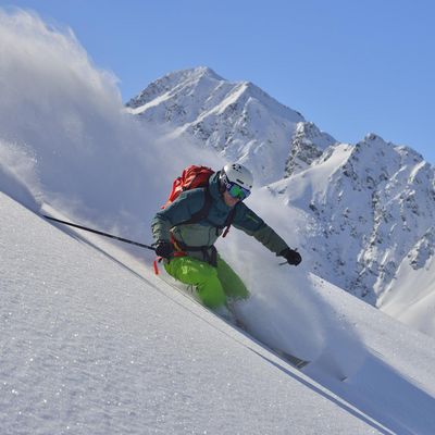 Ein Skifahrer beim Skifahren im Gelende.